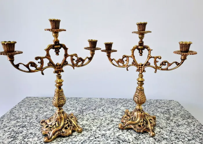 PAR DE CANDELABROS EM BRONZE MACIÇO DOURADO