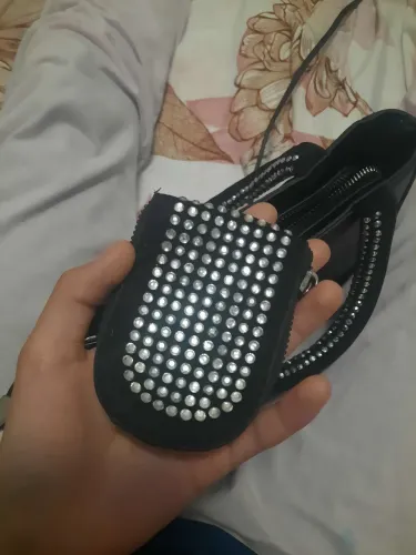 Bolsa de mão elegante com pedrarias.