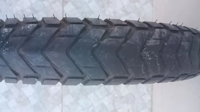 Vendo pneu dianteiro de moto Bros