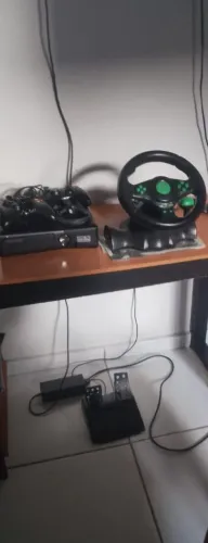 X-box 360 slim DESBLOQUEADO com 13 jogos com duas manetes e com volante gamer 