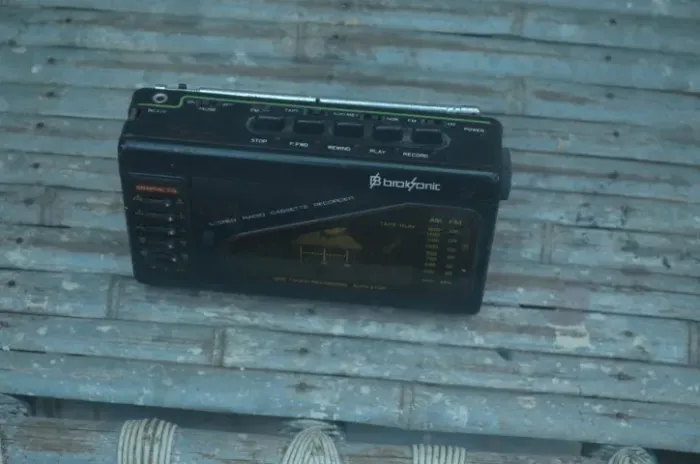 gravador de rádio cassette estéreo portátil da marca Broksonic