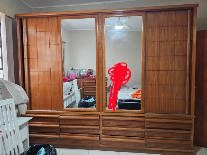 Vendo conjunto guarda-roupa casal + cômoda em madeira.