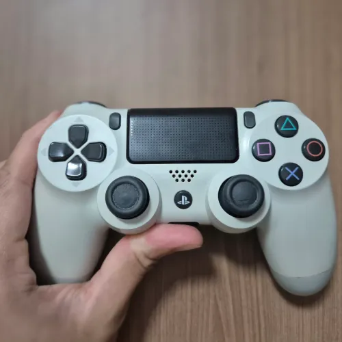 Controle ps4 com analógico puxando