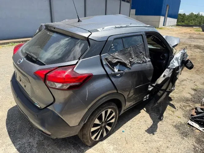 Sucata Nissan Kicks batido peças usadas