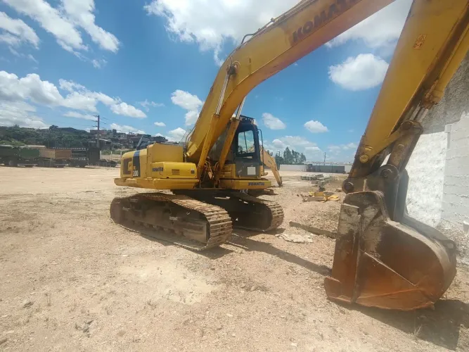 RETROESCAVADEIRA PC200 KOMATSU