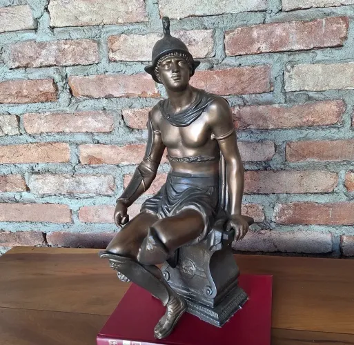 Escultura vintage de centurião romano em petit bronze
