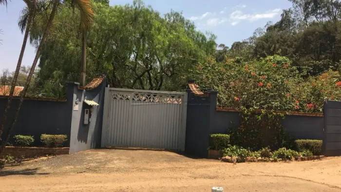 Condomínio fechado de chácara bem localizada e seguro com portaria das 7:00 as 00:00.