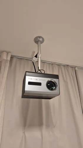 Projetor 17000lm 1080p e tela de projeção retrátil