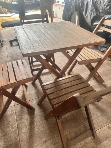 Mesa de Madeira Dobrável com 4 Cadeiras - Conjunto Completo 