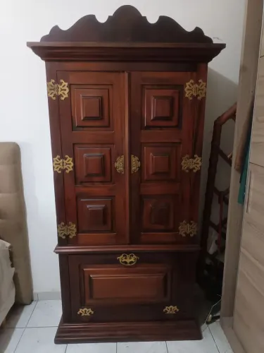 VENDO ARMÁRIO COLONIAL ANTIGO EM MADEIRA MACIÇA, EXCELENTE ESTADO 