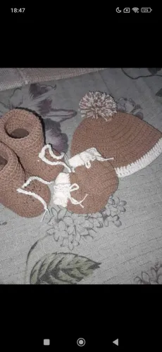 Que lindo modelinho de crochê luva sapatinho e touca fazemos todos as cores e também 