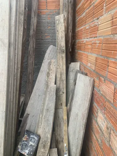 Tábuas de pinos e resto de madeiras de obra