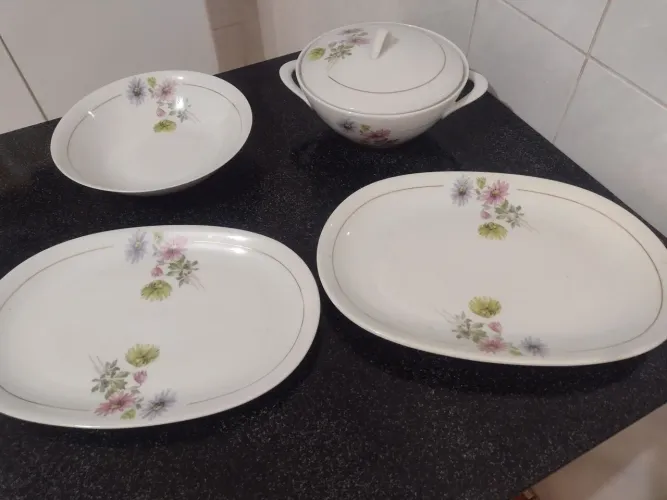 Vendo lindíssimo conjunto antigo para servir de porcelana com frisos de ouro