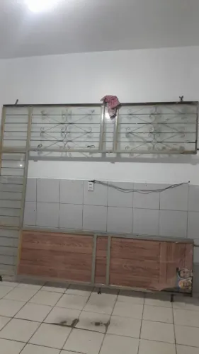 Porta de ferro com grade de proteção