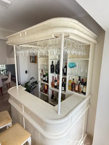 BAR COMPLETO EM L C/ 3 BANQUETAS - PORTA TAÇA E CRISTALEIRA