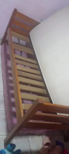 Vendo cama solteiro madeira mas colchão 