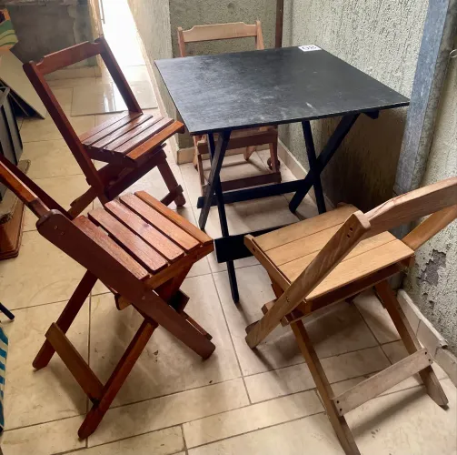 Mesa com cadeiras (1 jogo disponível)