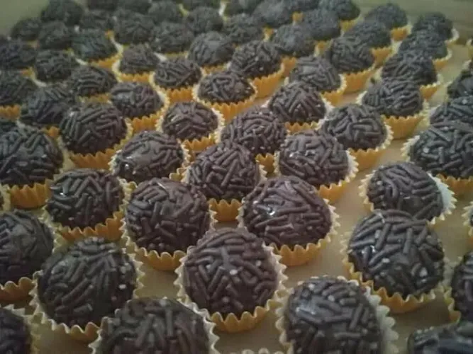 Uma completa variedade de docinhos deliciosos p/ tornar sua festa ainda mais inesquecível