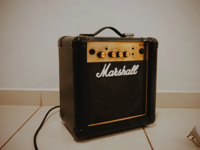 Amplificador de Guitarra Marshall MG10Gold