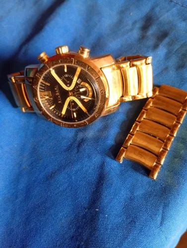 Vendo um relógio Bvlgari por 250 reais