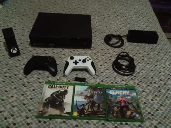 Xbox One FAT de 1TB em ótimo estado de conservação