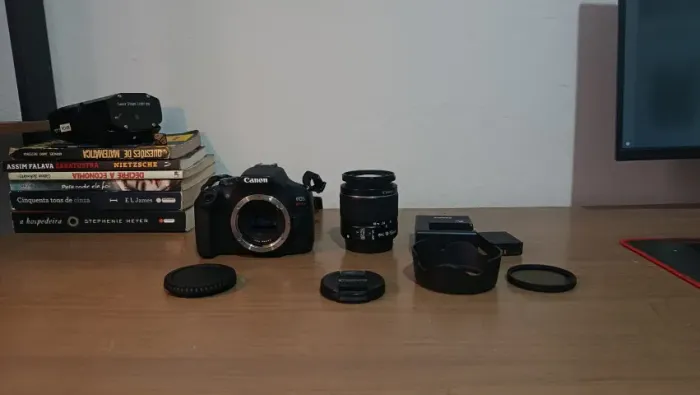 Câmera DSLR Canon Rebel T7+ (Kit Completo e Praticamente Nova)