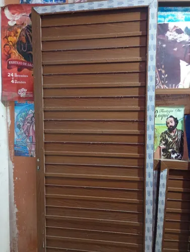 Porta de alumínio de 2,10 de comprimento e 80 de largura. Duas folhas de janela de alumino