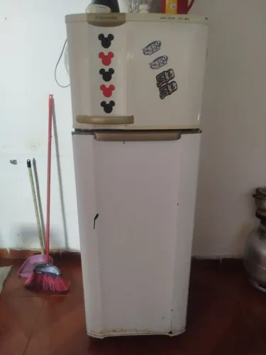 Geladeira semi nova 
