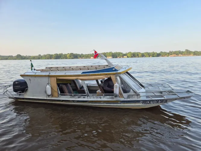 Lancha com motor 60hp