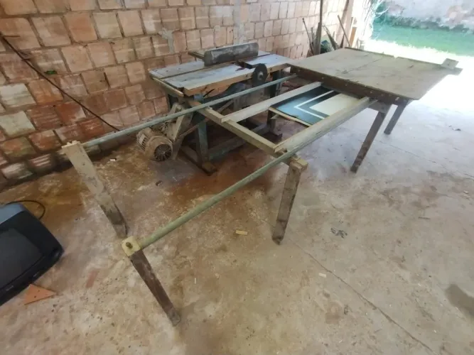 1.000 Serra esquadrejadeira com bancada móvel