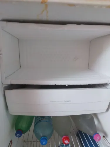 Vendo geladeira funcionando ,valor 200,00 reais, não faço entrega.não faço entrega