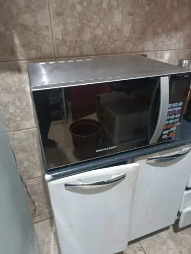 Microondas Brastemp 30 litros inoxs frente espelhada