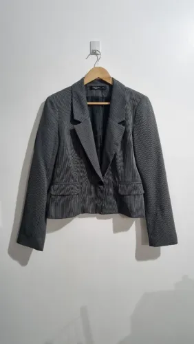 Blazer vintage risca de giz, marca Celavie Sense, Tamanho P medidas na descrição.