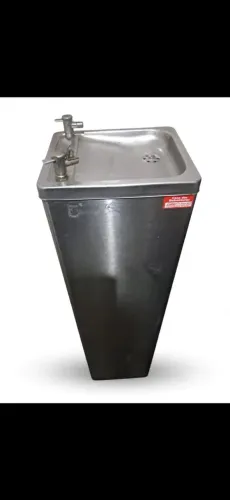 Bebedouro Coluna Inox Líder gelando perfeitamente.