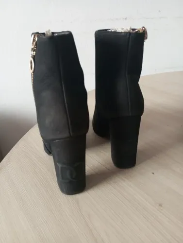 Botas Feminina Cano Médio Salto médio preta aveludada/camurçada seminova