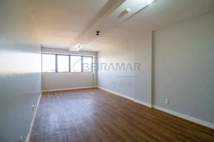 Sala Comercial Recém-Reformada com 32m² e Vista Livre à Venda no Edifício Vista Life Cente