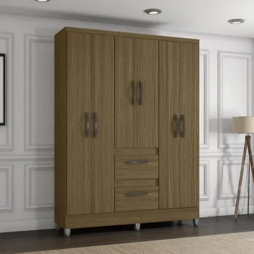 Guarda-roupa 6 portas 2 gavetas com bastante espaço pra uma boa organização!