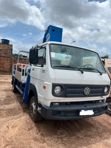 Caminhão VW 8.160 com plataforma SOCAGE de 24 metros c/cesto gaiola