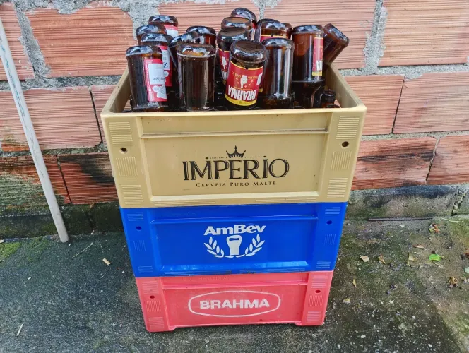 Engradado cerveja com garrafinhas retornáveis