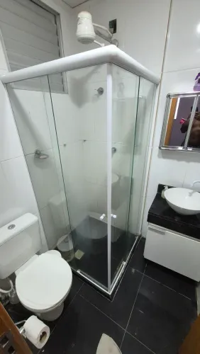 Vendo Box em L 85x85, altura 1.80, com base branca.