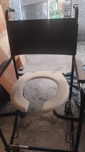 Cadeira de rodas higiênica