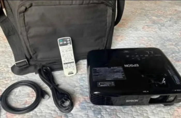 Projetor Epson S18 3200 Lúmens , Hdmi e VGA, Profissional Lampada Original