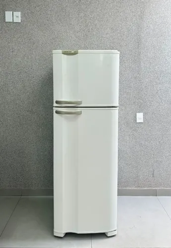Geladeira Electrolux Frost Free DF38 está Conservada