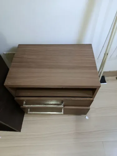 Mesa de cabeceira usada MDF