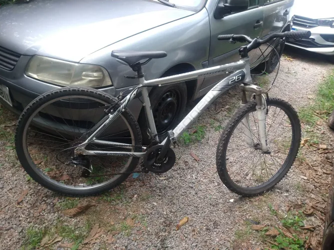 Bicicleta Gonew 21 marchas aro 26 de alumínio.
