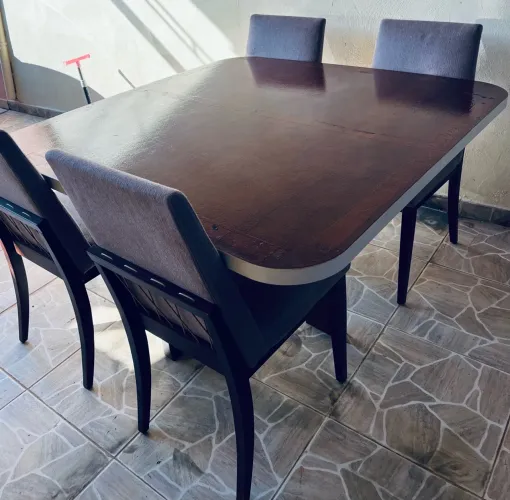 Mesa 1x1m envernizada - 4 cadeiras de madeira