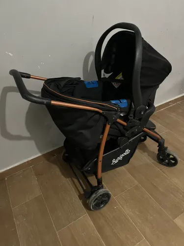 Carrinho com bebê conforto