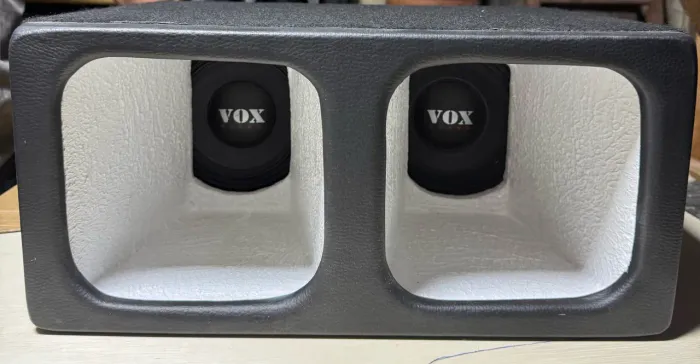 Caixa com par de médio grave VOX 150w RMS cada 