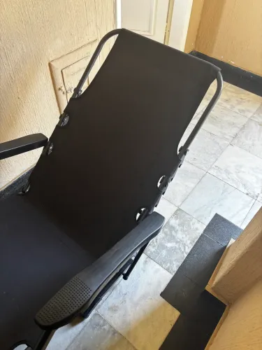 Espreguiçadeira reclinável preta com apoio de braço