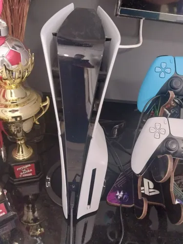 PLAYSTATION 5 COM LEITOR + 2 CONTROLES +3 JOGOS .